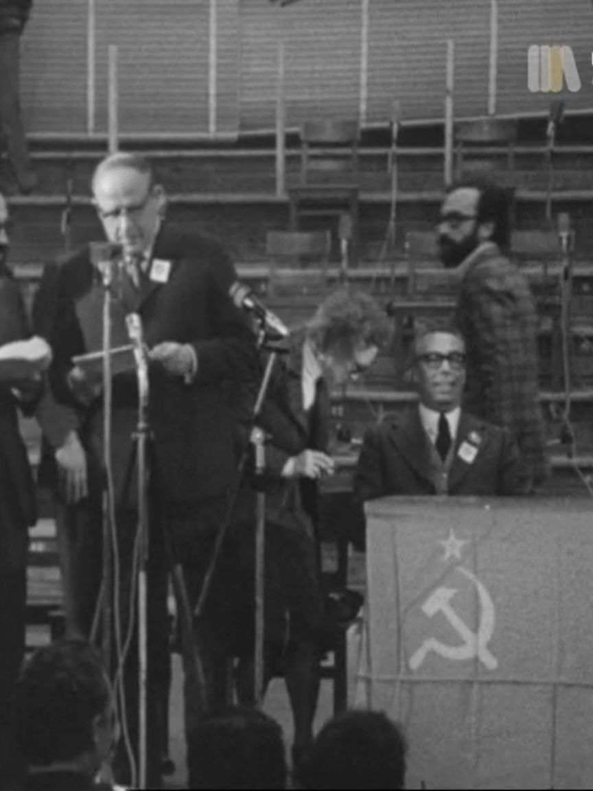 Comemoração do 57º Aniversário da Revolução de Outubro da URSS Lisboa, Pavilhão dos Desportos, Associação Portugal-URSS, Embaixada da URSS e Agência Novosti organizam e promovem a primeira sessão comemorativa do 57º aniversário da Revolução Socialista de Outubro. Nome do Programa: TELEDOMINGO Locais: Lisboa Canal: RTP 1 Fonte: RTP Arquivo Data: 1974-11-10 Celebration of the 57th Anniversary of the October Revolution Lisbon, 1974 – The Pavilhão dos Desportos (Sports Pavilion) hosts the first commemorative session marking the 57th anniversary of the October Socialist Revolution, organized by the Portugal-USSR Association, the Soviet Embassy, and the Novosti Press Agency. Programme Title: TELEDOMINGO Location: Lisbon Channel: RTP 1 Source: RTP Archives Broadcast Date: 10 November 1974 #historia #fyp #portugal🇵🇹 #rtp #televisao #lisboa #URSS #USSR #revolucao #25abril #25a #amizade #CCCP #socialismo #internacionalismo #PCP #foryou #comunismo #comunistas #comunistasportugueses
