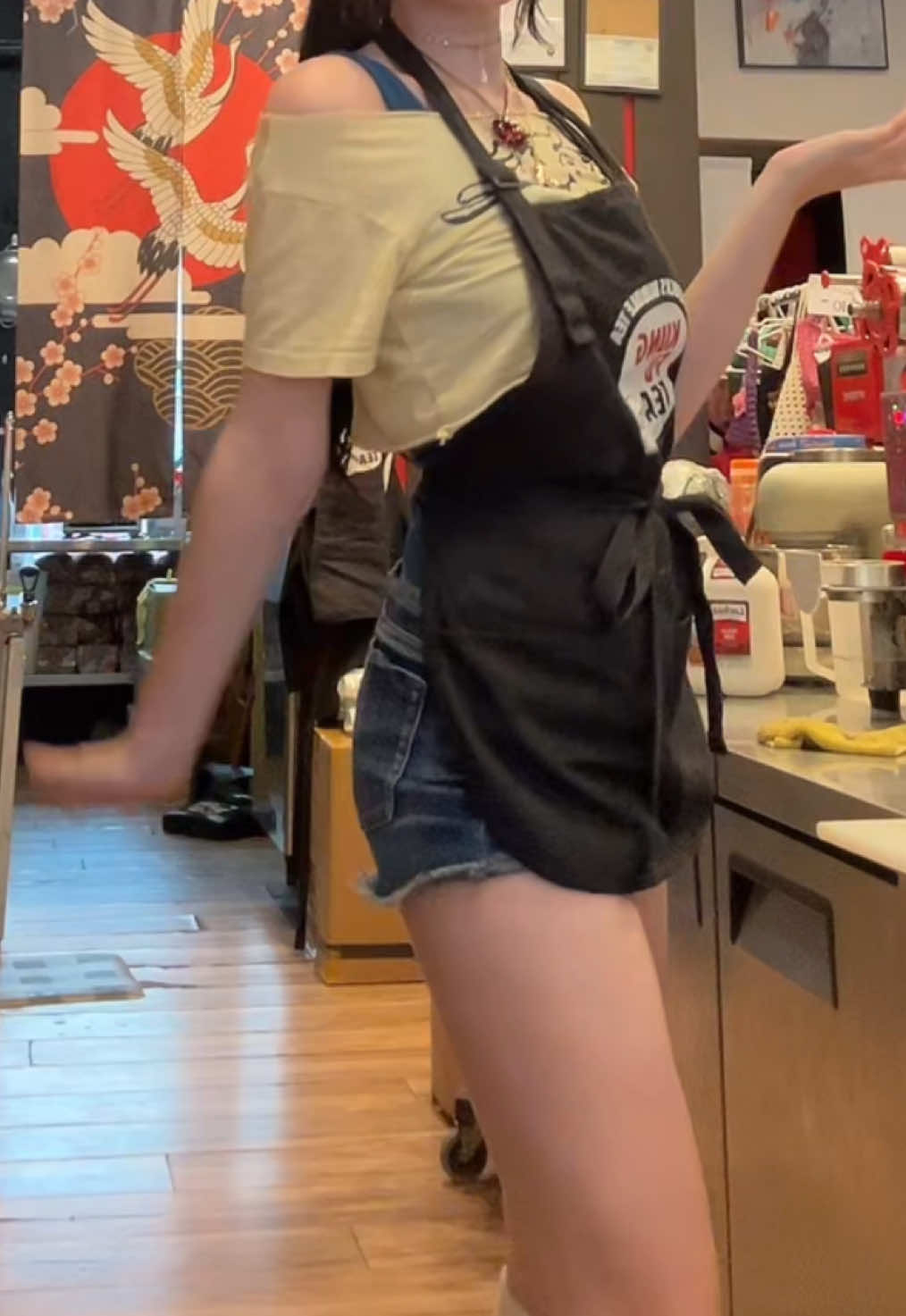 I tried not to wear black for once and personally I think black just suits me better 🙌 but I did a lil dancy dance so tada #fyp #foryoupage #aesthetic #bobatea #alt #altgirl #dance #girl 
