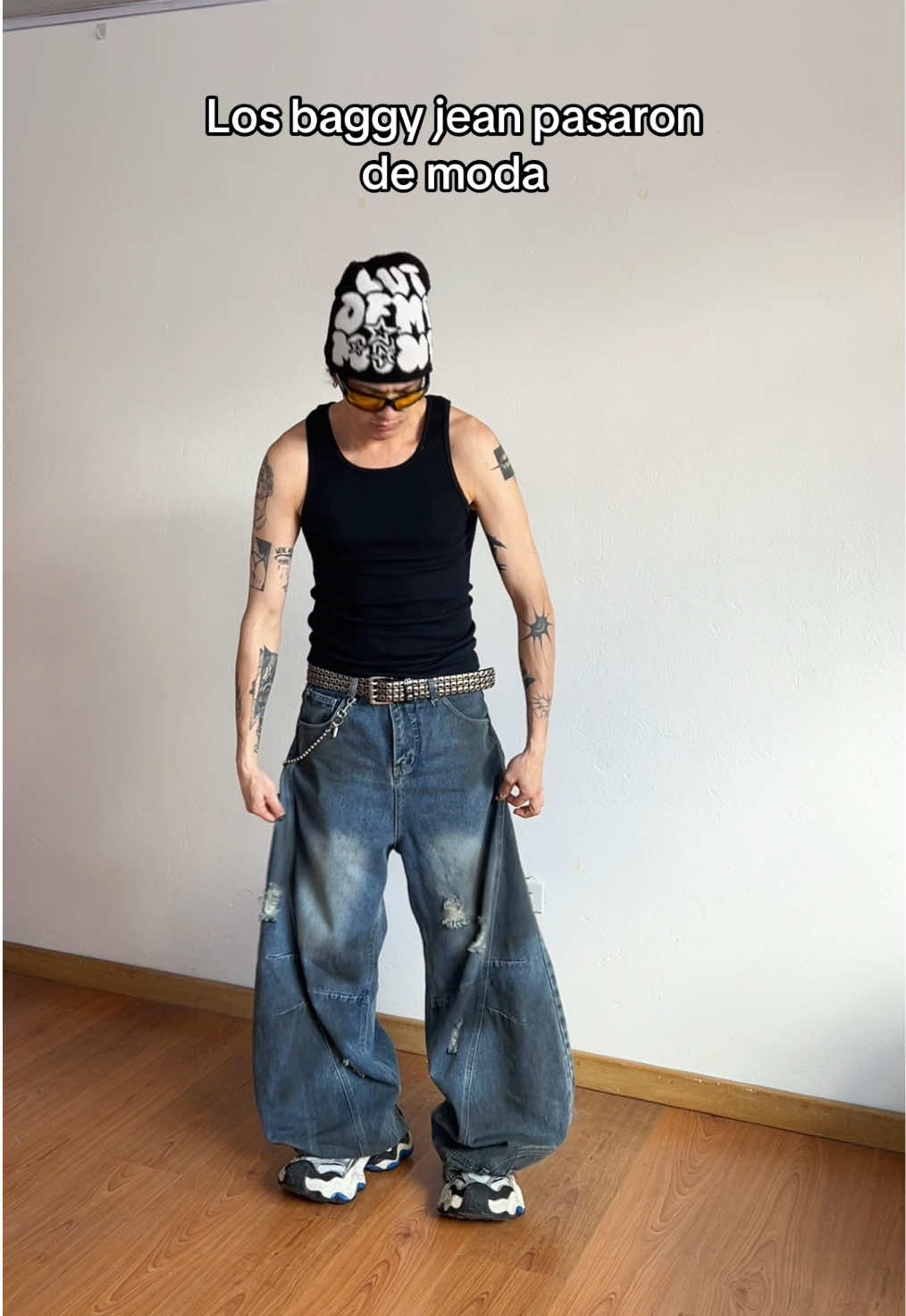 Los baggy jeans pasaron de moda 🤷🏻‍♂️ #humor #baggyjeans #baggypants #sarcasmo #moda #fashiontiktok 