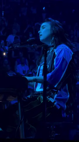 ocean eyes @BILLIE EILISH  📹: xannyshs #billieeilish #billie #oceaneyes #hitmehardandsofttour #hmhastour #london 