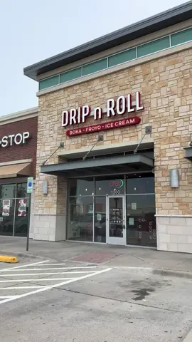 i forgot about this place and was so happy they were still here! 😩🍨 rating:  matcha roll 9/10 cookies & cream 8/10 thai tea boba 8/10 @dripnroll #icecream #rolledicecream #thaitea #boba #Summer #fyp #familytime 