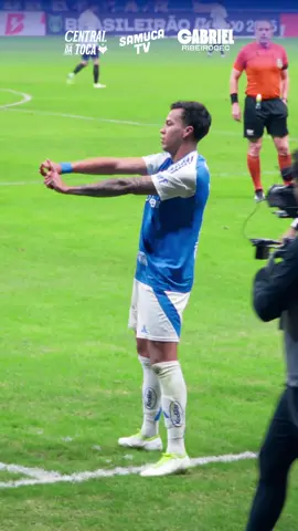 FAZ O K | Após boa jogada de Matheus Pereira para Kaio Jorge, o atacante abriu a porteira da noite em um lindo gol diante do Grêmio, no Mineirão! Confira a jogada na voz do mais vibrante, Alberto Rodrigues. 📺 Fique ligado na Samuca TV no Youtube ou acesse o centraldatoca.com.br para acompanhar (link na bio). 📸 @gabrielribeirocec #cruzeiro #vitoria #gremio #brasileirao #kaiojorge