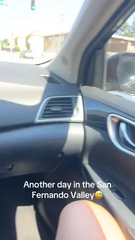 who the heck drives with theyre feet out 😂 #fyp #foryoupage #sanfeenandovalley #losangeles #parati #hehehe 