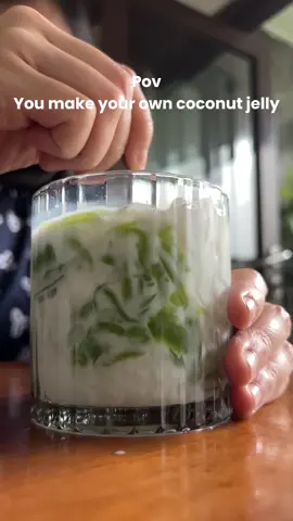 Es Jelly Kelapa! Minuman ini enak banget sihh, seger, manisnya light! Gapake santen dan pewarna. Jelly ijonya super wangi karena pakai daun suji dan pandan🫶🏻