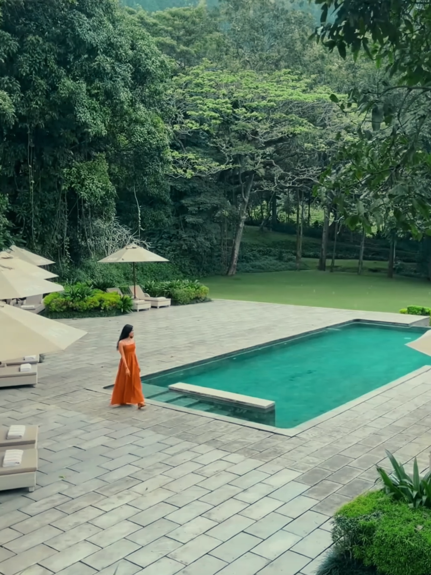 Every corner of W15 Hanthana is steeped in mountain air and magic, from elegant interiors and hidden nooks to misty trails and soul-stirring views, it’s a 360° escape into nature, comfort, and quiet adventure. #w15hanthana #hanthanaexperience #kandyhotels #w15hanthana