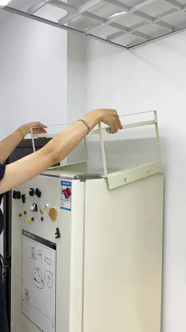 思路打開！有冰箱的就這樣收納！ 冰箱上方放一個置物架，長度是可以伸縮的，不挑冰箱尺寸，有效利用了冰箱上方的空間 #收納好物分享[話題]#   #我的收納分享[話題]#   #友好市集[話題]#   #冰箱置物架[話題]#   #冰箱上方空間[話題]#   #冰箱上方利用[話題]#   #冰箱上方收納[話題]#   #冰箱收納架[話題]#   #冰箱上方空間利用[話題]#  如有侵權請聯繫刪除 賣場鏈接：https://shopee.tw/gwenya8  下單方式火 Soo留言