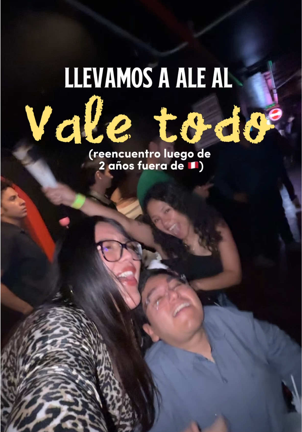 Anoche salimos a ValeTodo después de 2 años sin ver a Ale, que volvió de EE. UU. para su graduación 🥹💓 Fue como en los viejos tiempos: risas, tragos, música y full perreo con Jorge y Ale ✨ Lo único random: demasiado hombre hétero tratando de sacar a bailar 😵‍💫 Ya no sabías si estabas en ValeTodo o en un bar de Miraflores JAJA Igual, nos quedamos hasta el final bailando como si fuera la última vez. No sé cuándo volveré a ver a Ale, pero esta noche ya se queda tatuada  🫰🏼✨ #valetodo #salidanocturna #diversion #vlogperu #amigos 