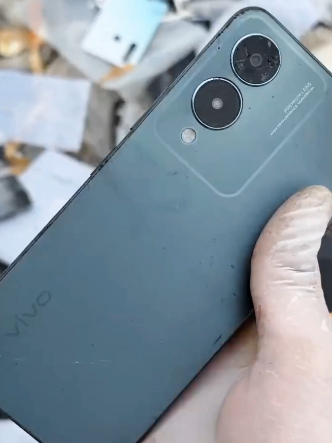 wow amazing find many broken iPhones, VEVO, Redmi and many more in trash 😱📱🗑️#shortsfeed #findyourgrace #iphone #iphonepro #case #find #smartphone #foundphone #restoration #iphonexsmax 