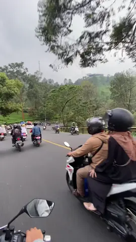 Karena ga bisa nyari topic akhirnya aku keluar nyari tempat ngopi☕️ #puncakbogor#bogor#jawabarat#healing#jalan#vario125#shot 
