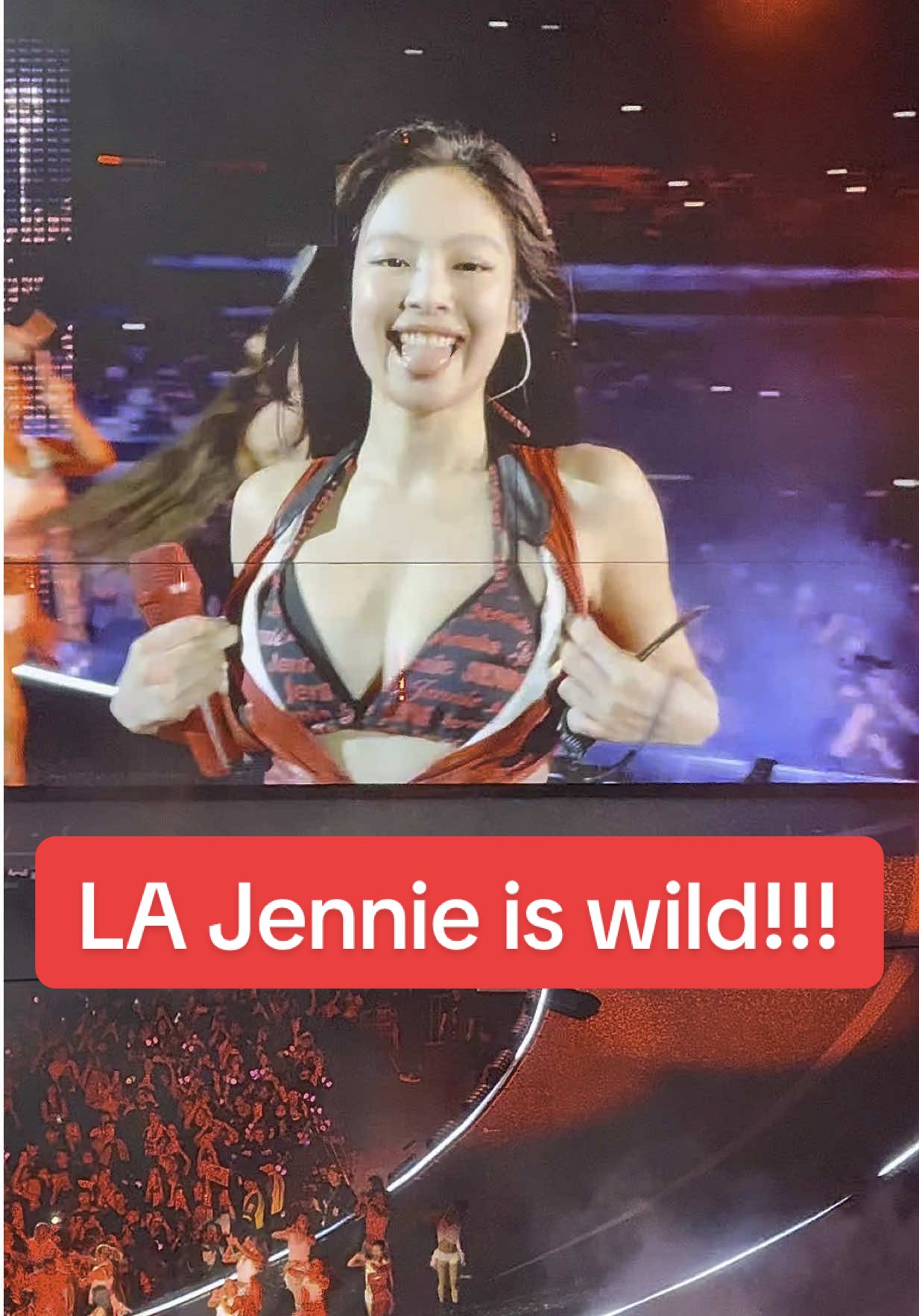 What’s in the LA water?!? #flashing #jennie #blackpinkdeadlineworldtour #losangeles 