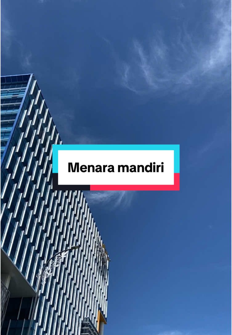 Menyala kali cuaca medan akhir akhir ini wak, tiba malam hujan badai. Menara mandiri #medan #medanviral #medanviraltiktok 