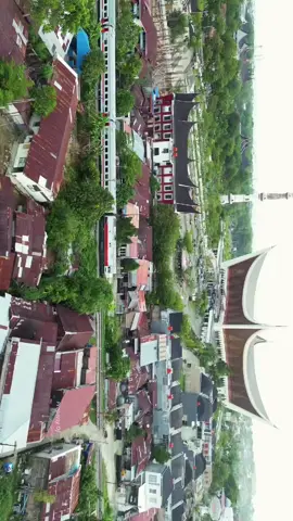 Lebih dari sekadar transportasi, kereta api di Sumatera Barat adalah tujuan wisata yang wajib kamu coba! Nikmati pemandangan indah sepanjang perjalanan. #sumaterabarat #padang #kotapadang #wisatasumbar #kotapadang #padangsumbar #westsumatera #tourism #pesonaindonesia #explorepadang 