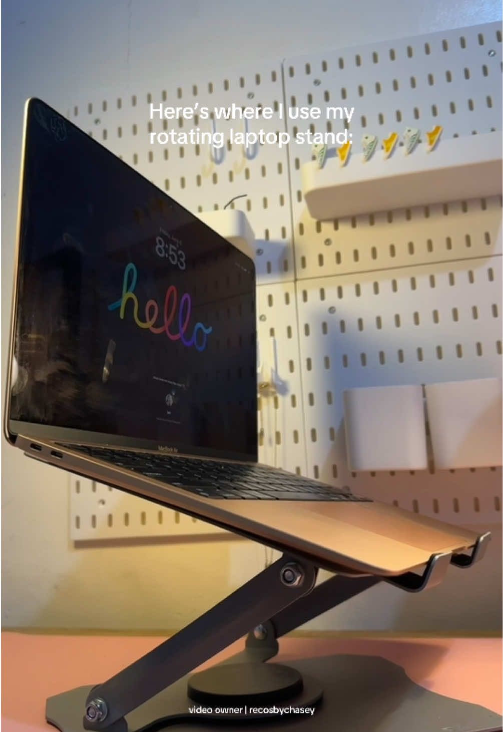 This laptop stand rotates 360 degrees and locks in place. Meaning, hindi basta bastang iikot or gagalaw yung stand kung saan niyo ito itapat. Very helpful para hindi ako laging naka yuko pag nag babasa ng books or pag naglalaro ako sa ipad. Hindi na din iinit basta yung laptop ko since it’s elevated. #laptopstand #students #rotatinglaptopstand #adjustablelaptopstand #adjustablestand #laptop 
