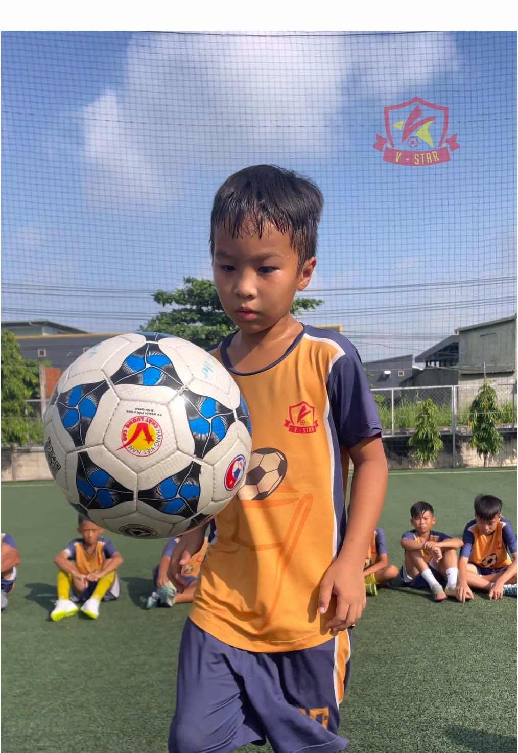 “Sẩy chân” là rớt đài nghe con 😭 #coach_win #football #bongda 