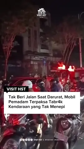 IJIN UNTUK MENJELASKAN KRONOLOGI: itu adalah unit mobil saya dari Damkar wilayah Balikpapan Utara. Kami terpaksa mengambil tindakan mendorong mobil dari belakang karena mobil merah yg disopiri oleh emak2 tidak memberi kami jalan. Suara sirine kami udah nyaring, udah diKlakson berkali kali jg ditambah lagi anggota kami yg diatas mobil berteriak. Jika memang emak2 itu panik dan tidak bisa ke pinggir dgn alasan banyak motor parkir, kan dia bisa auto ngebut maju ke depan karena di arah depan kosong.Tapi kenyataannya dia masih slow aja nyetir mobilnya. Begitu kami liat ternyata penyebab emak2 itu masih slow karena dia menonton kebakaran sambil menyetir. Jadi kami terpaksa ambil tindakan itu supaya tidak dinilai warga terlambat untuk penanganan kebakaran. Demikian dan terima kasih 🙏🏼 Sc: baikkklaah #visithst #kebakaran  