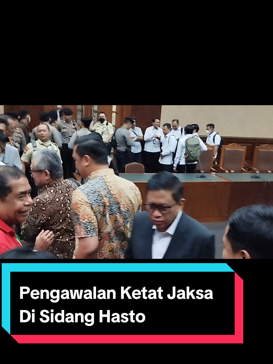 Usai Sidang Replik, Jaksa KPK Dikawal 10 Polisi Jaksa penuntut umum Komisi Pemberantasan Korupsi (KPK) mendapat pengawalan dan pengamanan khusus usai sidang pembacaan replik atas pledoi terdakwa Sekjen PDIP Hasto Kristiyanto. Selain itu, mereka juga keluar lewat jalur khusus dari ruang sidang Pengadilan Tipikor Jakarta Pusat, Senin, 14 Juli 2025. Berdasarkan pantauan, sebanyak lima orang jaksa KPK dikawal ketat sekitar sepuluh anggota Polri di ruang sidang Hatta Ali. Selanjutnya, mereka keluar menuju pintu samping dengan pengamanan. Sedangkan terdakwa Hasto Kristiyanto keluar lewat pintu depan ruang sidang. Dirinya tetap dikawal petugas pengawal tahanan, serta sejumlah simpatisannya. Dalam repliknya, jaksa tetap bersikap kepada surat tuntutan pidananya agar menuntut Hasto selama 7 tahun penjara. 