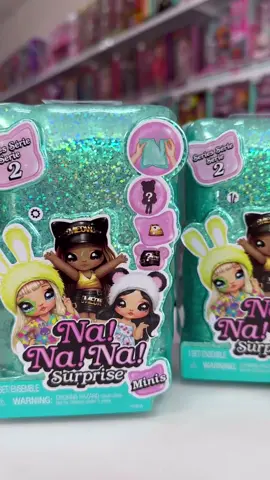 🎀✨ Super fashion, super mini și super adorabilă! Descoperă PĂPUȘICA NA! NA! NA! SURPRISE – Seria MINIS S2 💖 Cu detalii wow, stil unic și ambalaj surpriză, aceste păpuși în miniatură sunt un must-have pentru orice colecție! 👛🎉 🌟 Fă-ți colecția completă doar la Toyland! #NaNaNaSurprise #MinisS2 #ToylandStyle #PapusiCuAtitudine #SurprizeInMiniatura