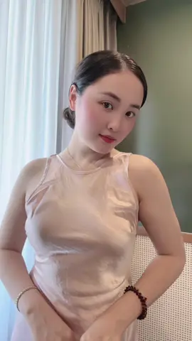 Con trăng vẫn tròn, em vẫn son 🥰