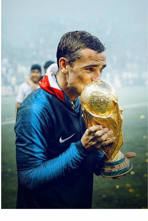 🇫🇷✨ 7 ans déjà… Le 15 juillet 2018, la France décrochait sa 2e étoile ⭐️ Et Antoine remportait sa première Coupe du Monde, lors de sa 2e participation. 🏆 C’est aussi ce jour-là que je l’ai découvert… et que je ne l’ai plus quitté depuis. 💙 Une finale inoubliable, un 4-2 historique contre la Croatie… et une passion née pour de bon. Merci pour les émotions, les souvenirs, et tout ce qui a suivi. 🙌 #7AnsDéjà #Griezmann #WorldCup2018 #FranceChampionne #GriziFamily #Bleus #SouvenirInoubliable #FiersdetreBleus#Griezmann #GriziFamily #antoinegriezmann #antoine #antoinegriezmanntiktok #antoinegriezmannedit #griezmann7 #grizi #grizou #teamgrizi #foryoupage❤️❤️ #pourtoi #equipedefrance #coupedumonde #monde#coupedumonde2018 #2018 #worldcup #franceworldcup #france @Antoine Griezmann @Equipe de France 
