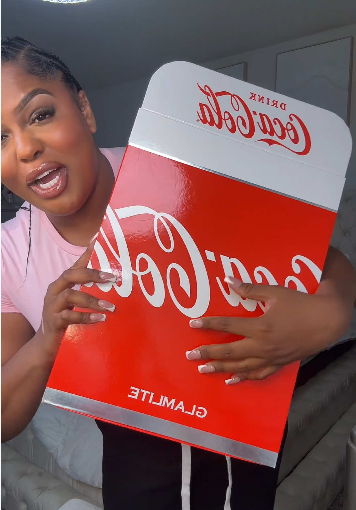 🥤 ✨ @Coca-Cola GIRLY 4L 😍✨@Glamlite so cute 🥰  #PR #cocacola #glamlite #eyeshadow #highlighter #lipgloss #fypシ゚viral #ttsbeautybesties #tiktokshopcreatorpicks #tiktokmademebuyit #dealsforyoudays 