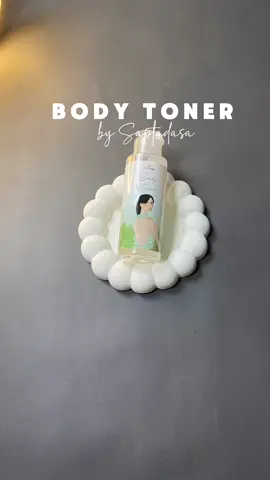 Mandi aja gak cukup untuk mengangkat kotoran di badan! Makanya aku selau pake toner saptadasa ini yg ampuh banget untuk mengangkat kotoran di badan aku🫶🏻✨  #tonersaptadasa #tonerbadan #tonerviral #tonerviral #tonerbadanwhitening 