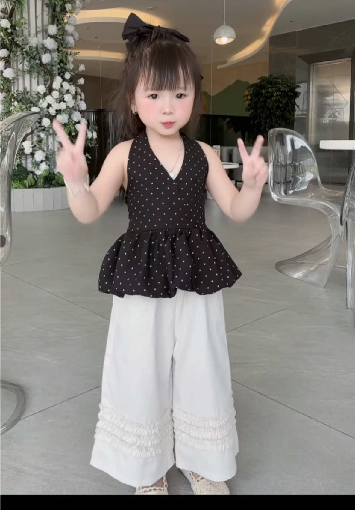 Có mẹ nào cùng gu với mẹ con không ạ chứ mẹ con mê cái set này không lối thoát luôn rồi 🤭🥰#outfit #setbegaixinh #xuhuong #setbochobe #xuhuong #viral #thoitrangtreem 