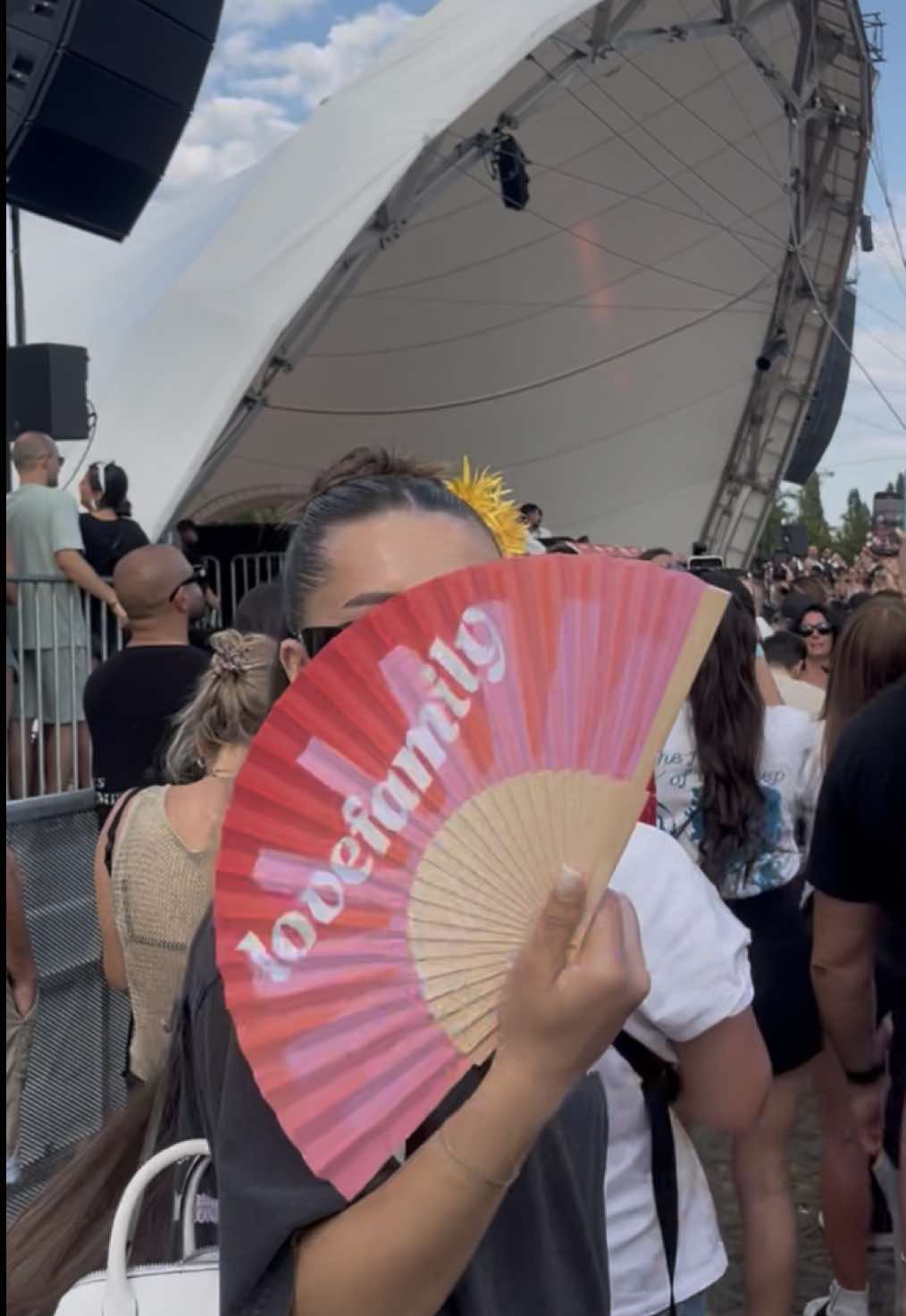 I have yet to meet a DJ who feels music better than him. Vibes don’t lie 🤍@Mahmut Orhan @Love Family Park #mahmutorhan #dj #lovefamily #festivalvibes #ffm #șașkın 