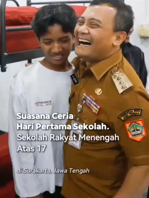 Gubernur Jawa Tengah Ahmad Luthfi meninjau pelaksanaan kegiatan Masa Pengenalan Lingkungan Sekolah (MPLS) 2025 Sekolah Rakyat Menengah Atas 17 Surakarta di Gedung Sentra Terpadu Soeharso, Senin (14/7/2025).  Gubernur Luthfi memastikan bahwa pada tahun ajaran ini sembilan sekolah rakyat di beberapa kabupaten/kota di Jateng mulai beroperasi. Angkatan pertama sekolah rakyat ini menampung setidaknya 850-an anak dari keluarga yang masuk kategori miskin dan miskin ekstrem. Keluarga tersebut sesuai data terpadu kesejahteraan sosial (DTKS).  Kehadiran sekolah rakyat ini diyakini dapat mengikis kemiskinan ekstrem dari sisi pendidikan. Pasalnya siswa akan mendapatkan tinggal gratis di boarding school atau asrama serta makanan gratis. #ahmadluthfi#sekolahrakyat #ngopeningelakoni #indorayanews