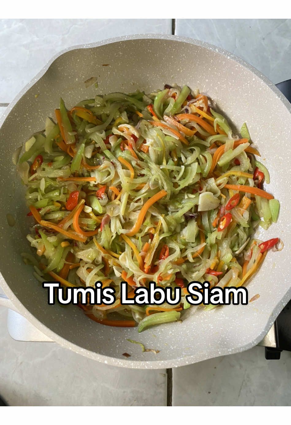 Siapa yg gak suka makan sayur? Aku sih suka , kalo gak suka yaa gak bakalan masak sayur lah 🤣🤭 hehe bercandaaa.... Bahan : - 1 Labu - 1 Wortel - 3 Bawang Putih - 5 Bawang Merah - 3 Cabai Merah Keriting Bumbu : - 1 sdt Penyedap Ayam - 1/2 sdt Lada Bubuk - 1/2 sdt Garam - 50 ml Air #tumislabusiam #masakansimpel #dapuryobi 