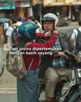 Tanpa kita sadari, orang-orang di sekeliling kita ternyata banyak yang terasa seperti keluarga sendiri 🥺🫶🏻 Kalau kamu, punya seseorang yang terasa seperti keluarga walau tanpa ikatan darah gak nih? Coba cerita di komen yuk ⬇️ #PanggilAkuAyah #FilmPanggilAkuAyah #ArtiKeluargaSebenarnya #PanggilAkuAyahFilm #FilmPAA #TikTokTainment