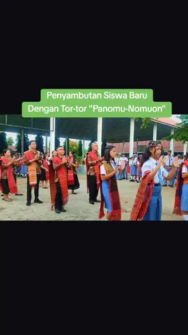 Langkah Awal, Akar Budaya, Jiwa Pancasila Kami menyambut kalian sebagai siswa baru, dengan Tor-Tor Panomu Nomuon, bukan sekadar tarian, tapi simbol cinta, penghormatan, dan identitas budaya yang melekat dalam jiwa. Melalui hentakan kaki dan gerakan hati, kita belajar mengenali diri, menghargai warisan, dan menumbuhkan nilai-nilai Pelajar Pancasila: beriman, berkebinekaan, gotong royong, mandiri, bernalar kritis, dan kreatif. Di sinilah deep learning dimulai, bukan dari hafalan, tapi dari pengalaman yang menyentuh rasa dan makna. Mari bertumbuh bukan hanya sebagai siswa berprestasi, tapi sebagai manusia utuh yang berakar pada budaya dan berpijak pada nilai luhur bangsa. Selamat datang, penjaga masa depan! #PelajarPancasila #TorTorPanomuNomuon #DeepLearning #SiswaBaru2025 #BudayaAdalahJatiDiri #BelajarDariAkar