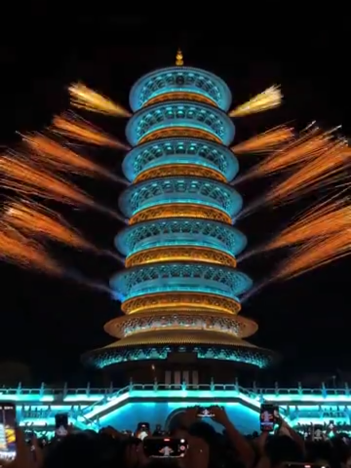 Ancient architecture adorned with light show and #fireworks, Shangrao in southern China’s Jiangxi Province invites you to a surreal experience!