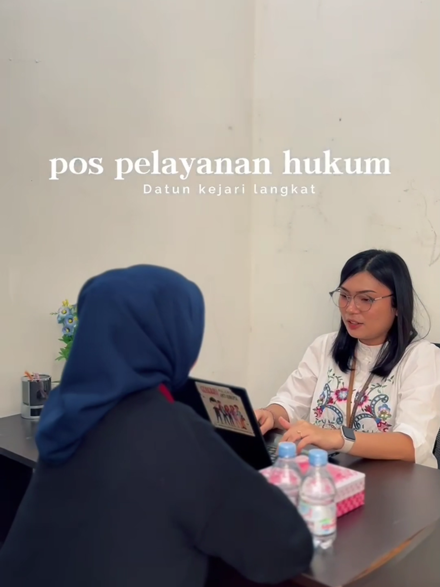 Senin, 14 Juli 2025 Kejaksaan Negeri Langkat melalui Bidang Perdata dan TUN memberikan Pelayanan Hukum Gratis kepada masyarakat Kabupaten Langkat bertempat di Pos Pelayanan Hukum Perdata dan TUN. Program penyuluhan hukum gratis ini bertujuan memberikan sosialisasi pelayanan hukum dan pos pelayanan hukum langsung bagi masyarakat, khususnya untuk meningkatkan kesadaran dan akses masyarakat terhadap layanan hukum dan diharapkan dapat memperluas jangkauan dan peran Jaksa Pengacara Negara dalam melayani masyarakat. Pos Pelayanan Hukum Gratis dibuka setiap hari Senin s/d Kamis pukul 09.00-12.00 Wib. #kejaksaanri #kejatisu #kejarilangkat #jaksapengacaranegara #datun