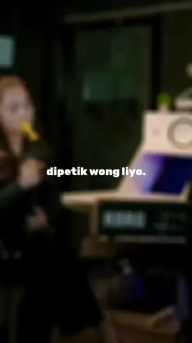 Wis wayah ganti musim tandurane isun dewek dung wayah panen dipetik wong liyo. ♪ DIPETIK WONG LIYO @dinikurniaw @muflykey #muflykey #muflykeyofficial #dinikurnia #dipetikwongliyo #rahmanrafandam #laguosingbanyuwangi #musik #musikgram__ #liriklagu #trend #fyptiktok #reell 