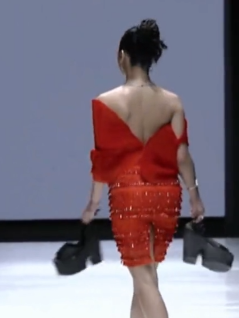 Keren banget walaupun jatuh masih tetap profesional🔥🔥🔥 #modelfalling #fashionshow #catwalk #Runway #inspiring #fyp #fypage 