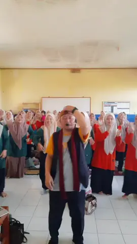 Mpls seruuuu ceria bersama Kak Nanang 🙏🏻👍🏻💪🏻😊🕺🏻💃🏻🎤🎼🎹 #laguanak #fyp #guru #igra #igtk #pgra #ceria #guruinovatif #guruhebat #senimusik #workshop #laguanak #mpls #gurutk #paud