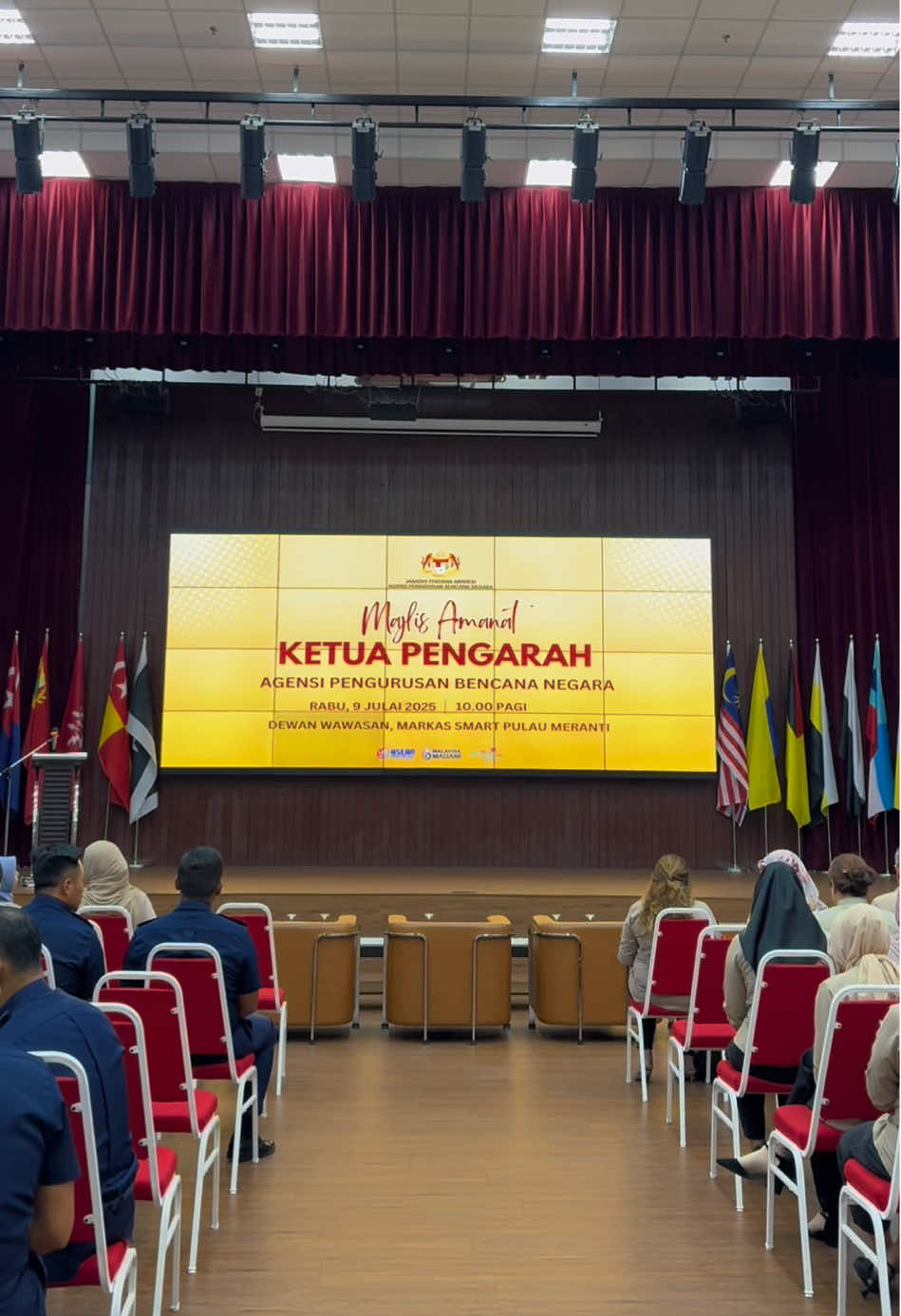 Majlis Amanat Ketua Pengarah Agensi Pengurusan Bencana Negara (NADMA) Tahun 2025 | 9 Julai 2025 | Dewan Wawasan, Markas Pasukan SMART, Puchong Telah berlangsung dengan jayanya Majlis Amanat Ketua Pengarah NADMA tahun 2025 yang disempurnakan oleh YBhg. Datuk Abdul Halim bin Hamzah, Ketua Pengarah NADMA. Turut hadir bagi memeriahkan majlis ialah YBhg. Datuk Mohd Razali bin Wahab, Timbalan Ketua Pengarah (Dasar); Tuan Haji Hussain bin Moh, Timbalan Ketua Pengarah (Pasca Bencana) serta pegawai-pegawai kanan dan seluruh warga kerja NADMA. Majlis ini turut diserikan dengan sesi pembentangan dan perkongsian pengalaman oleh beberapa orang pegawai NADMA yang telah menyertai kursus, seminar dan lawatan rasmi ke luar negara sepanjang tahun 2025. Antara pegawai yang terlibat dalam sesi ini ialah Encik Mohd Faizal bin Abd Hamid dari Seksyen Pembangunan Komuniti dan Sosial, Puan Anis Syarafina binti Apandi dari Seksyen Kewangan dan Akaun, Puan Zurriyati binti Ya'akub dari Seksyen Teknologi Maklumat dan Puan Che Siti Noor binti Koh Poh Lee @ Che Mamat dari Seksyen Penyelarasan Operasi. Perkongsian mereka meliputi input dan amalan terbaik yang diperoleh sepanjang penglibatan antarabangsa tersebut. Adalah diharapkan amanat yang disampaikan oleh YBhg. Datuk Ketua Pengarah serta pengisian ilmiah daripada sesi perkongsian ini dapat memberi inspirasi, memperkukuh semangat kerja berpasukan dan mendorong kecemerlangan berterusan dalam pengurusan bencana di negara ini. #taatsetia  #malaysiamadani  #madanibekerja  #malaysiamadanisiagabencana  #kesiapsiagaanbencanatanggungjawabbersama 