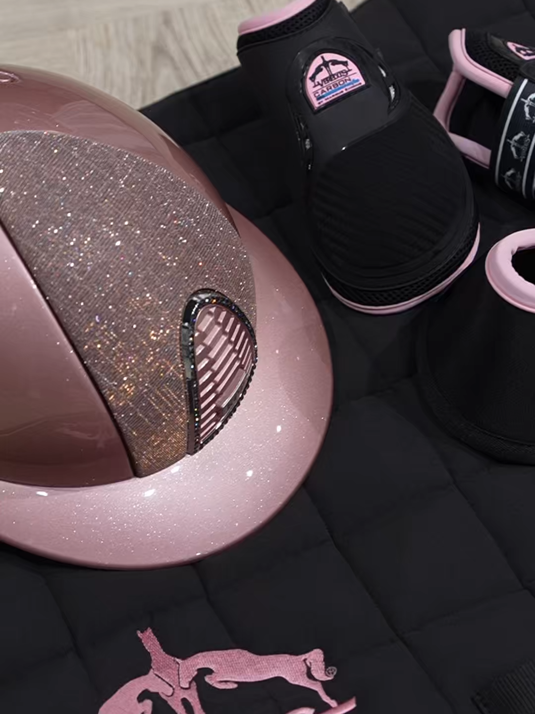 For the pink lovers 💖 Veredus x KEP is serving looks! #hypostore #kepitalia #saddlepad #equestrian #reitsport #veredus #pinklover #horsegirl #tackshop