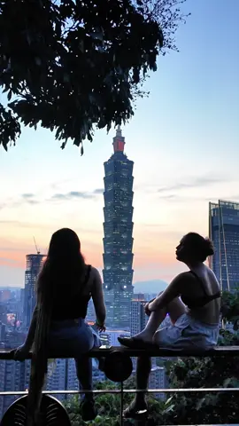 交了二個新朋友 象山的外國人真多啊 這是他們到台北旅遊的動力 #台北101 #象山 #台北 #台北景點 #台灣 