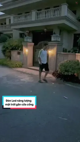Đèn led năng lượng mặt trời, có chế độ sáng liên tục, sáng theo chuyển động, lắp đặt trong sân, trước cửa nhà thì quá ok luôn, bác nào cần thì tham khảo nhé, cảm ơn các bác! #denlednangluongmattroi  #dencambienchuyendong  #dentrangtri #denled #fy  #densanvuon #xuhuong 