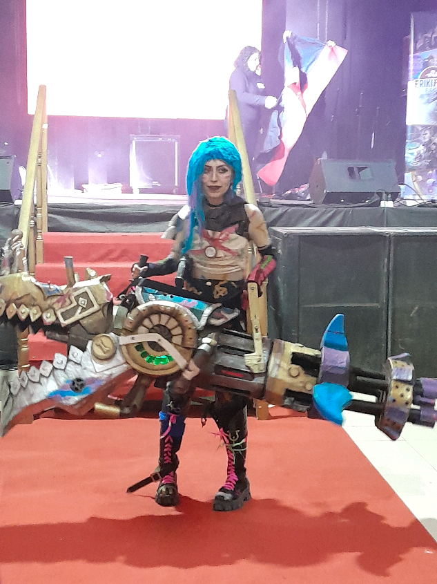 no es hate contra el jurado o los demás competidores Pero si contra la organización, osea parecia una broma de mal gusto jaja.  todos hicieron perfos re lindas en el escenario , muy divertidas algunas y todos remil buenos y copados, ojala verlos mas seguidos, lindo evento, ojalá no volver ah.  Tengo derecho a hablar mínimo un poquito sobre lo que pasó, después de todo esto es mi trabajo y esfuerzo de 4 meses siendo mi segundo y seguramente último cosplay(? Purgando dolor y sobretodo  duelo para convertirlo en arte funcional para este nuevo mundo que me abrió las puertas este año, haciendo todo desde absolutamente cero y poniendo atención innecesaria a todos los detalles del personaje, tanto en el vestuario como armas, maquillaje y expresiones faciales y corporales, incluyendo mi propia edición de audio que nisiquiera sabian colocar, tengo derecho a sentirme así de decepcionada, los cosplayers son muchas veces el payasito de circo que da el show gratis y atrae al público sin recibir remuneración alguna, solo el apoyo y admiración de la gente que ama ver a sus personajes traídos a la vida real, quiero agradecer enormemente a los emprendedores del evento que por su propia cuenta comenzaron a regalarme cosas cuando vieron el descarado y mísero premio que me dieron en el podio, gente que verdaderamente reconoce el esfuerzo de tener que modelar, moldear, conseguir materiales,  cortar, coser y o pintar para poder entregar piezas preciosas e intentar ganarse la vida de eso, sobre todo a emprendimientos como 