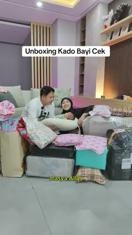 Seru bangett ini unboxing kado bayi part 2 masyAllah banyak banget yang sayang sama si dede. Makasih banyak semua yang udh kasih semoga rezeky nya lancar terus 😍