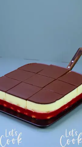 لا أحد يصدق أنني أفعله بمفردي! إنه يخرج أفضل من المخابز. المقادير أصابع إسفنجية: 300 جرام فراولة: 400 جرام سكر بودرة: 120 جرام الجيلاتين: 10 جرام الماء: 100  مل أصابع إسفنجية: 300 جرام سكر : 80 جرام بودرة البودينج بنكهة الفانيليا: 80 جرام الحليب: 1 لتر على نار متوسطة: 10 دقيقة زبدة: 80 جرام خلاصة الفانيليا: 4  مل شوكولاتة داكنة : 120 جرام زيت: 20  مل ثلج: 100 جرام بالإضافة إلى ذلك الماء: 600  مل عصير البرتقال : 150  مل الماء: 150  مل قهوة مطحونة: 20 جرام#deutschland #تونس_المغرب_الجزائر #ايطاليا_اسبانيا_فرنسا_المانيا_هولاندا #اكلات_سريعة #طبخاتي 