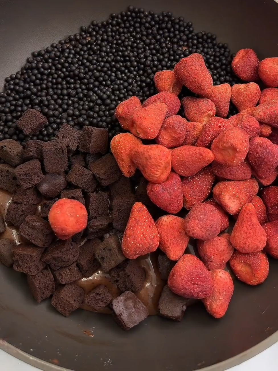 Who will take care of her!! Add so many ingredients to make chocolate, strawberry, brownie, chocolate crispy beads, ten black, brownie, ten selected large particles, freeze-dried strawberries, the treasures will finish eating!!!#fypシ゚viral #viralvideo #snowflakescrips #snowflake #tiktokfood #dessert #flyppppppppppppppppppppppppppppppp 