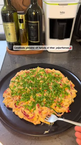 Farklı meze tarifi isteyenler buna bayılacak 🤌 Pratik tarifler için beni takip etmeyi unutmayın 🤗 Turşulu al biber yoğurtlaması🌶️ Malzemeler; -4 adet kapya biber  -3 diş sarımsak  -3 kaşık kese yoğurdu -4 tane salatalık turşusu  -yarım paket krema  -1 tatlı kaşığı toz biber -1 çay kaşığı tuz -üzerini süslemek için maydanoz  Yapılışı  ✨Önce sarımsakları küçük küçük doğrayıp yağın içerisine atıp az kavuruyoruz daha sonra jülyen doğradığımız biberleri tencerenin içine koyup kısık ateşte kapağını kapatarak 7-8 dakika kavuruyoruz. ✨Kavrulan biberlerin içine tuz ve baharatını atarak karıştırıp kremayı ekliyoruz.Tencerenin kapağını kapatarak kısık ateşte 3 dakika kadar pişmesini bekliyoruz.Pişen biberleri karıştırma kabına alarak soğuduktan sonra içerisine salatalık turşusu,kese yoğurdunuda  ekleyerek servis tabağına alıyoruz üzerini maydanoz ile süsleyip yemeye hazır hale getiriyoruz.Yiyenlere şimdiden afiyet olsun 🤗 Beğendiyseniz kaydetmeyi ve bir arkadaşınıza göndermeyi unutmayın 🥰#meze #mezetarifleri #mezeçeşitleri #misafirmenüsü 