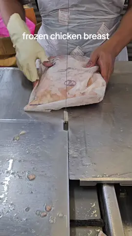 sliced frozen chicken breast#chickenbreast #butchers #cuttingskills #fyp 