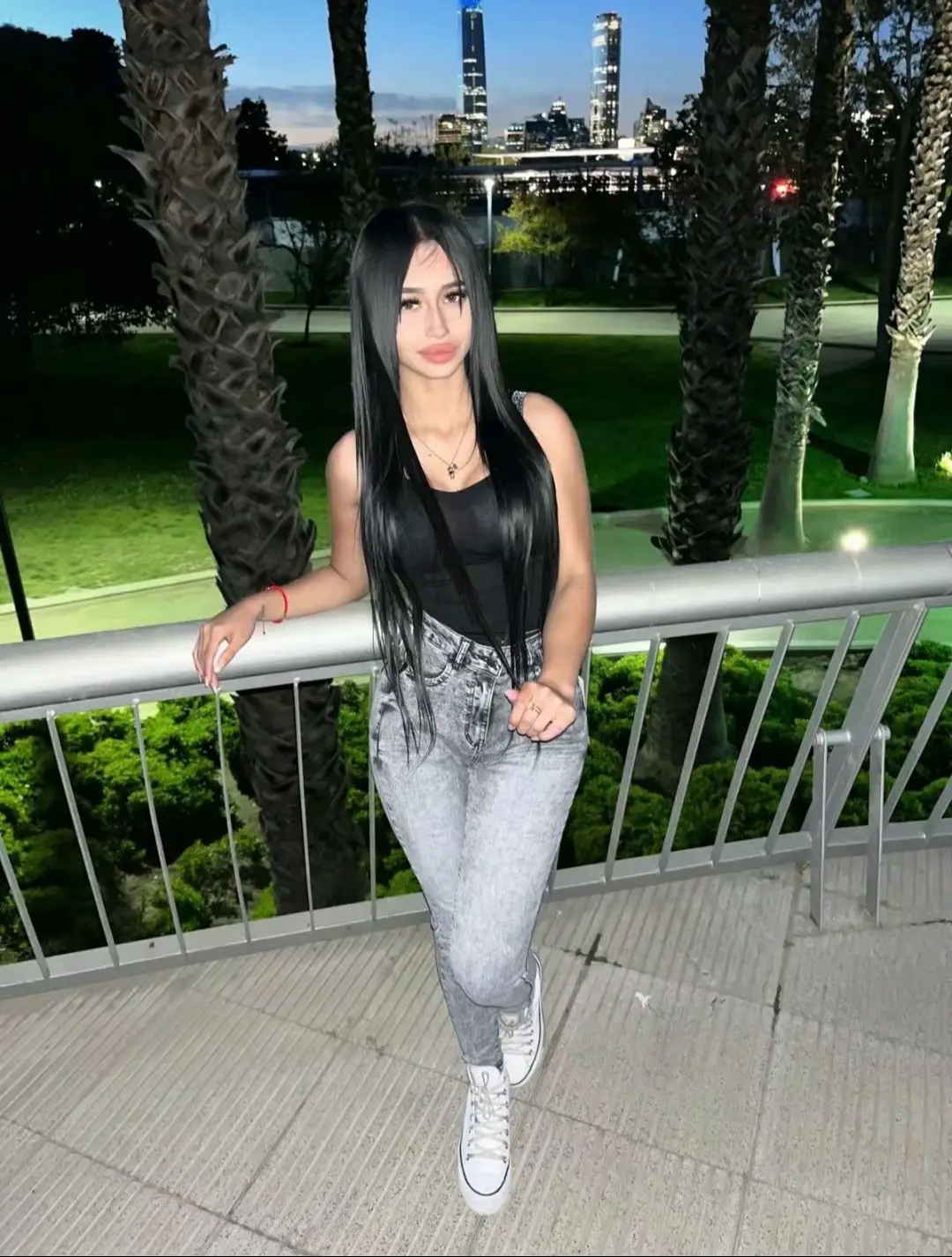Y si nadie va contigo, ve solo y se feliz  #paratiiiiiiiiiiiiiiiiiiiiiiiiiiiiiii #seguidores #chile #chilena #🇨🇱 #video #tik_tok #victoriasecretshows #converseallstar 