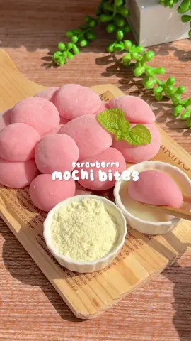 strawberry mochi bites🍓🍡 tanpa buah strawberry tapii wangi dan rasanya beneran strawberry bangett!🥹🍓 ohiyaa sauce nya aku pake kental manis dan susu bubuk yaa🥛 (resep ind ada di videoo <3) eng recipe👩🏻‍🍳: • 125gr glutinous flour  • ⁠2tbsp sugar • ⁠a pinch of salt  • ⁠180ml strawberry milk  • ⁠1tbsp vegetable oil  • ⁠pink food coloring (optional) *steam for 25 minutes  • ⁠cornstarch step by step divideo yaa☺️ ❗️DILARANG REUPLOAD VIDEO INI❗️ follow me for more💖 #foryoupage #fyp  #aestheticcooking