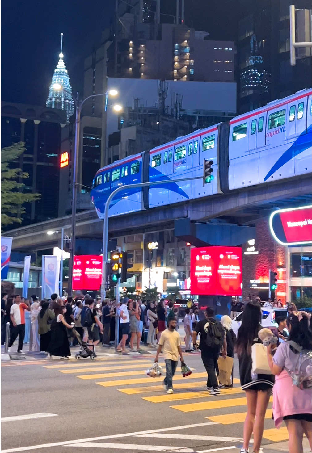 Bukit Bintang,Kuala Lumpur If any city on any country has a better nightlife than this,mention it in the comments! #kualalumpur #bukitbintang #streetphotography #streetfood #nightlife #tiktokmalaysia #travelwithbilal94 