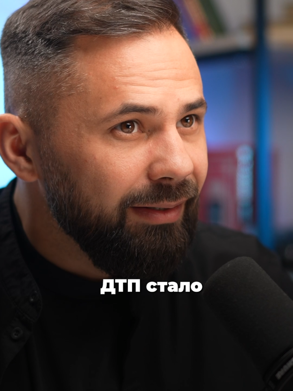 Брайан Ино: человек, который научил мир СЛУШАТЬ жизнь  Эмбиент – это не просто музыка, это звуковой фон для жизни! Это музыка, которая не отвлекает, а создает настроение и помогает расслабиться.  Узнайте, как Брайан Ино случайно открыл этот удивительный жанр и подарил миру новое измерение звука!  #истории #музыка #эмбиент #интересно 